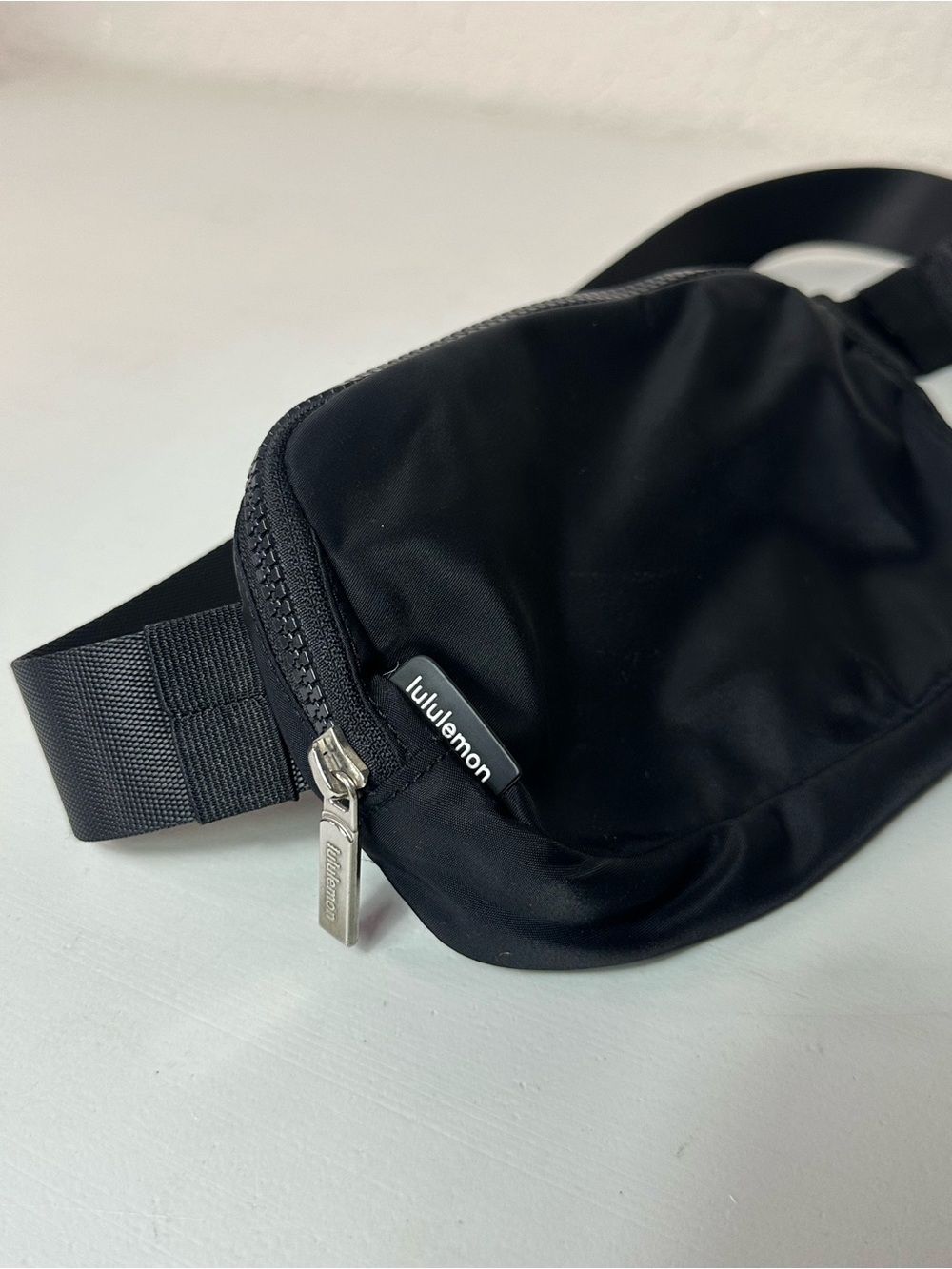Lululemon Classic Black Everywhere Water Repellent Adjustable Belt Bag 1L - Picture 8 of 11